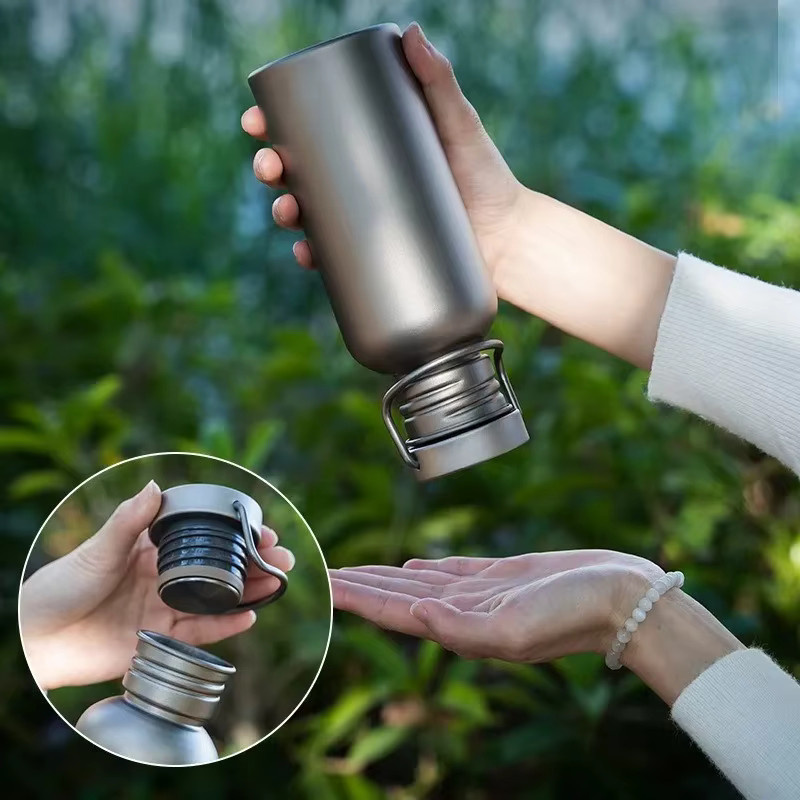 Ultraleichte Titan-Wasserflasche aus reinem Titan, auslaufsicher und tragbar für Outdoor, Camping und Sport, Farbe: Silber, Volumen: 600 ml oder 750 ml - Bild 2