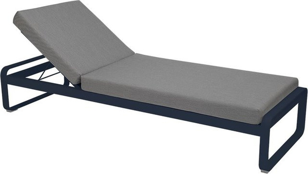 Fermob Bellevie Komfort Sonnenliege in Blau und Grau mit verstellbarer Kopfstütze und wetterfestem Kissen aus Acrylfasern und Metall
