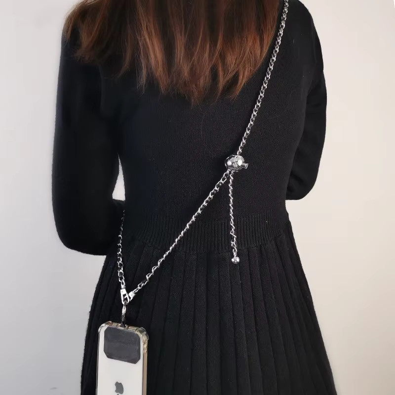 Schwarze Umhängetasche mit verstellbarem Handy-Lanyard und Kettenanhänger als Anti-Verlust-Lanyard für deine Sommerreisen - Bild 3