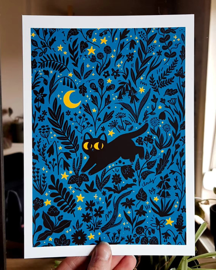 Kunstdruck Sommernacht von SHENCHEN mit schwarzen Katzen und botanischen Pflanzen als rechteckiger Paper Poster in Schwarz - Bild 3
