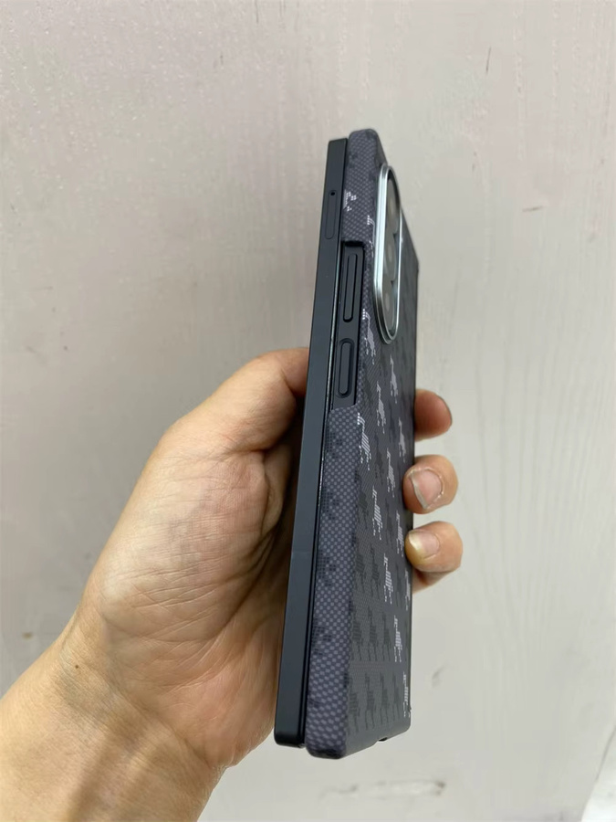 Slim Carbonfaser Schutzhülle für Samsung Galaxy Z Fold 8 Ultra, Fold7, Fold6 und Fold5 in Schwarz mit Zentraleschwenkachse - Bild 4