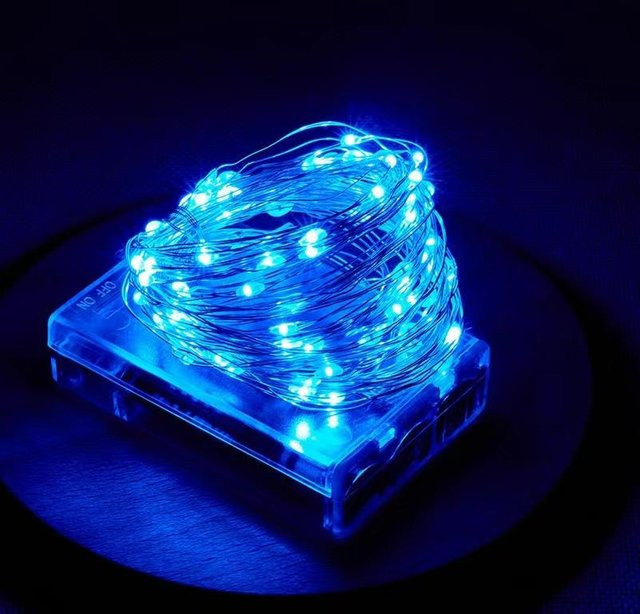 Yongkomo LED-Lichterkette mit 50 LEDs in Blau, batteriebetrieben für Weihnachten und Hochzeitsdekoration, Länge: 5 m - Bild 1