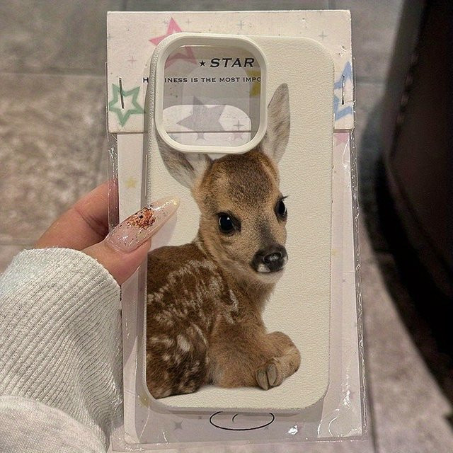 Kreative Handyhülle mit Hirschmuster in Beige für Apple iPhone 17, 16, 15 Pro, Pro Max, Plus und Standard-Modelle - Bild 1