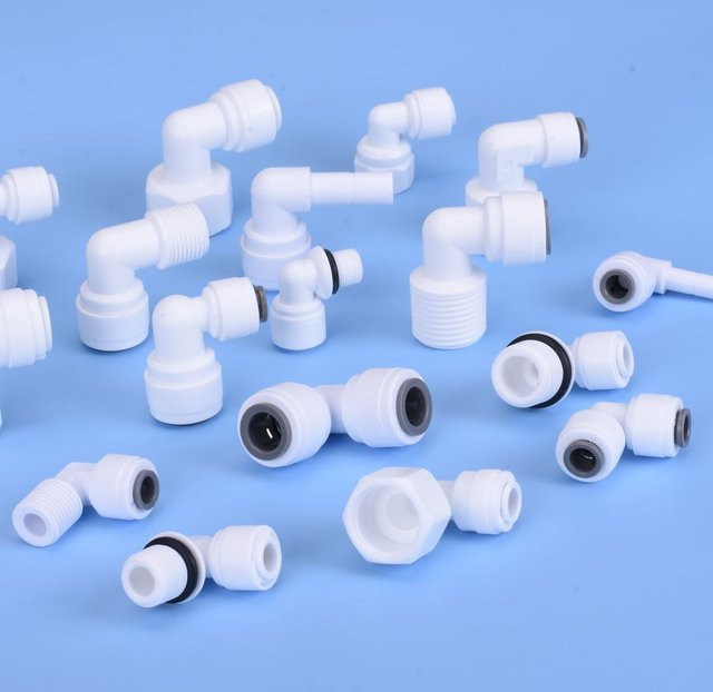 Winkelverbinder für Umkehrosmose-Wasserfilter mit 3/8 Zoll Schlauchanschluss und 1/2 Zoll Innengewinde und Außengewinde in Weiß - Bild 1