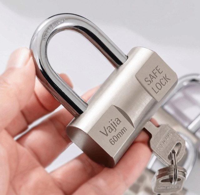 Robustes Edelstahl-Vorhängeschloss in Silber, wasserdicht und rostfrei mit Schlüsseln - Bild 1