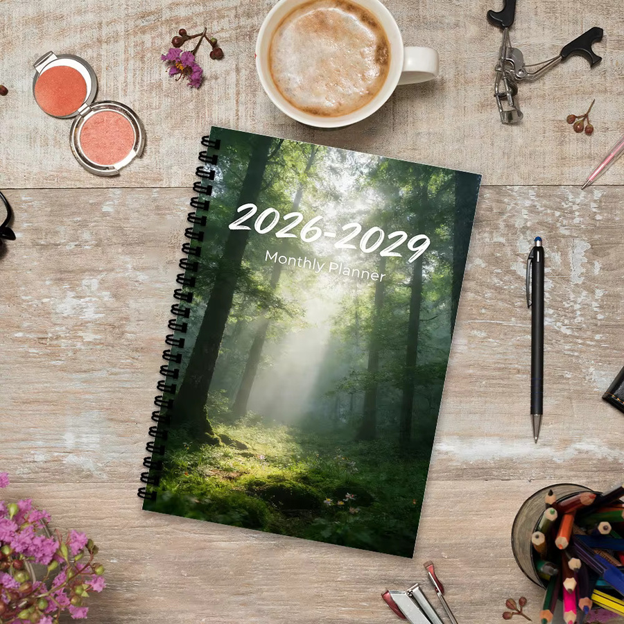 Forest Sunbeam Spiral-Notizbuch 2026-2029 als Monatsplaner und Tagesplaner, Grün, A5, Softcover - Bild 3