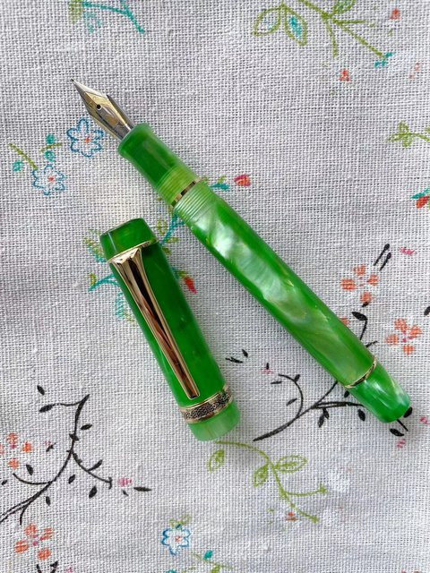 Kaigelu Acryl-Füllfederhalter mit Marmor-Bernstein-Muster, EF-Feder (0,38 mm), Farbe: Braun/Grün - Bild 1