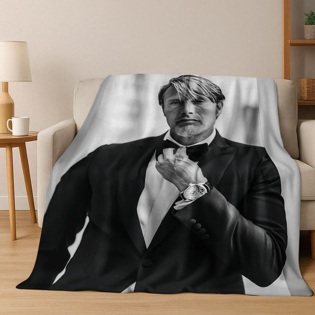 Warm Home Life Flanelldecke mit Mads Mikkelsen Motiv, weiche Fleece Überwurfdecke für Bett und Sofa, Grau, B/B: 130 x 150 cm - Bild 1