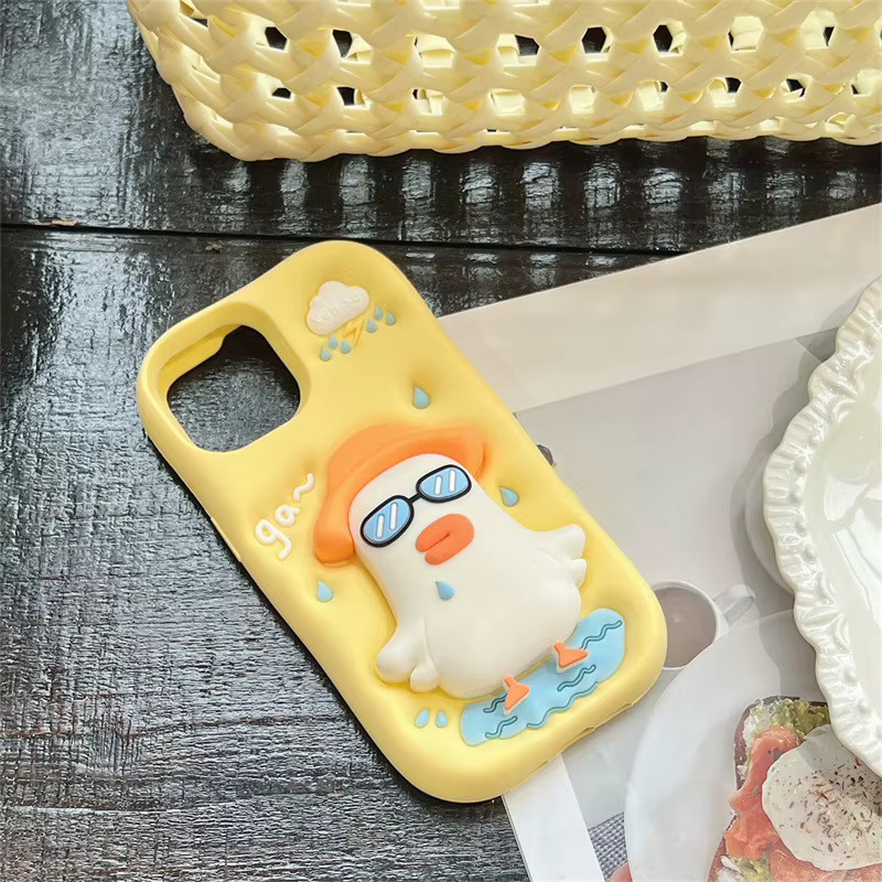 MUQGEW Silikon Handyhülle mit 3D Cartoon-Ente und Teleskopständer für iPhone 12 bis iPhone 16 Pro Max, Gelb, stoßfest - Bild 2