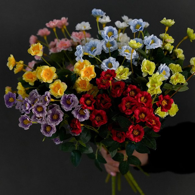 Künstliches Rosenbouquet WQNJIN in Mehrfarbig mit grünen Akzenten für Hochzeit, Party und Tischdekoration - Bild 1
