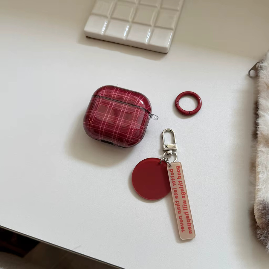 Apple Kopfhörer-Schutzhülle für AirPods 1 2 3 4 Pro Pro2 Pro3 in Rot mit Retro Gittermuster und Anhänger sowie glänzender Oberfläche - Bild 2