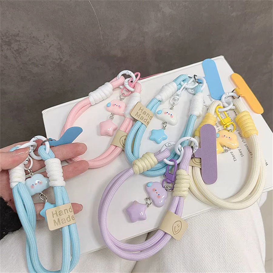 Bunter Handygurt mit süßen Wolken und Sternen als kurzes Handgelenk-Lanyard und Schlüsselanhänger in Multicolour - Bild 2