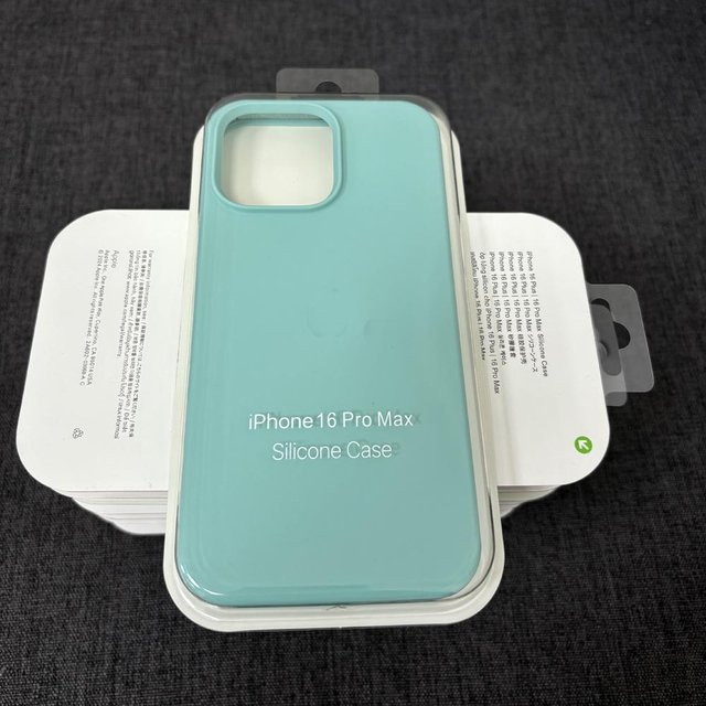 Rutschfeste und schmutzabweisende Silikonhülle für Apple iPhone 13 Plus in Mehrfarbig/Türkis - Bild 1