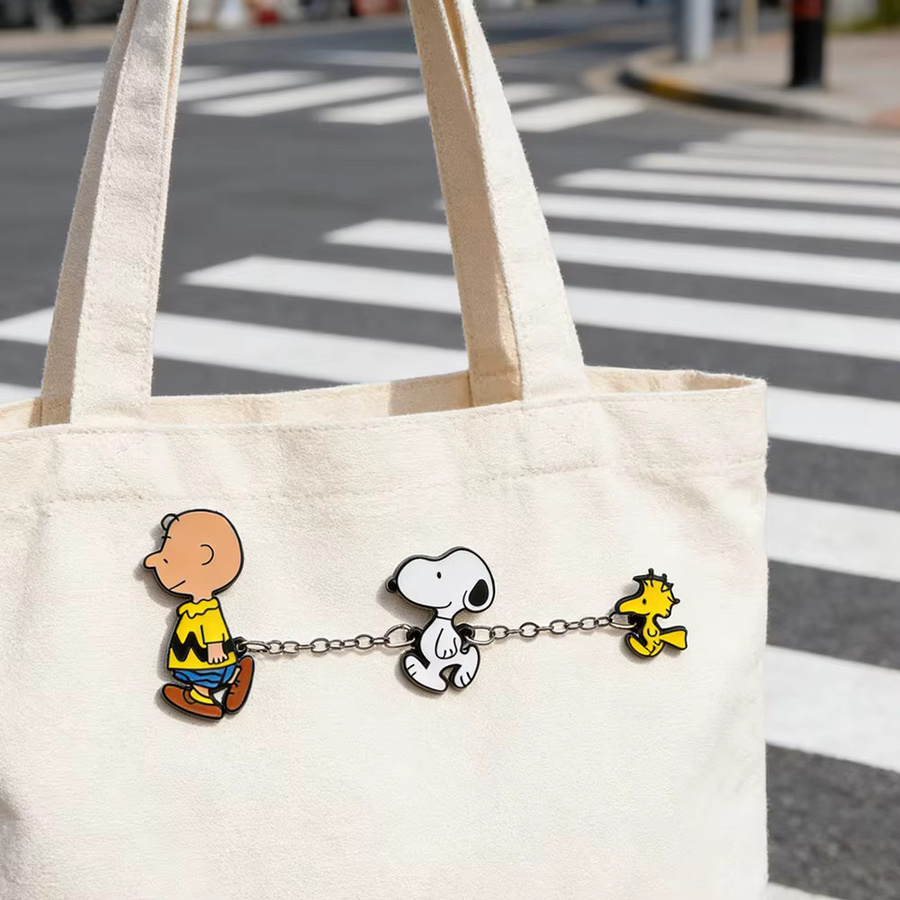 Bandai Snoopy mit Kette Anstecknadeln, Emaille-Pins, Cartoon-Brosche, Unisex - Bild 3