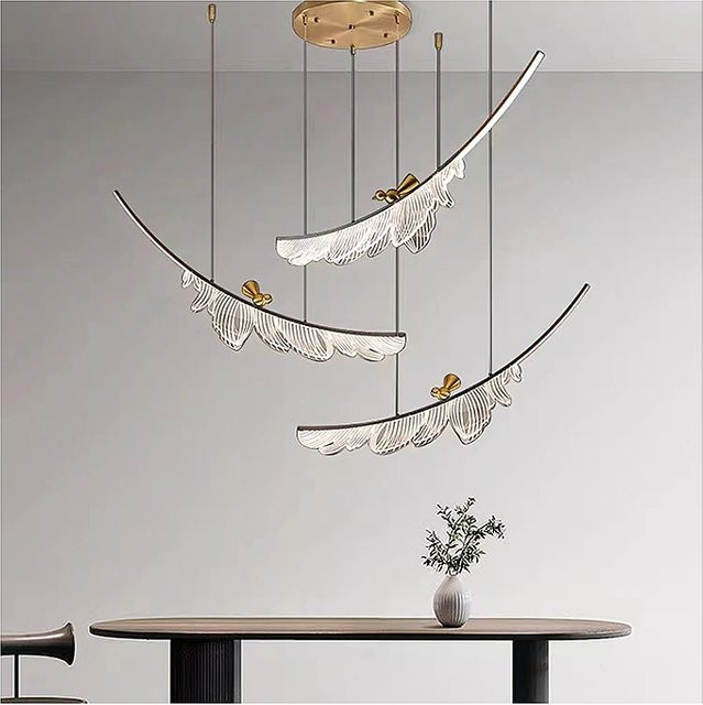 JIANKEXING LED Pendelleuchte in Feder-Optik, moderner Kunst-Kronleuchter aus Acryl und Metall in Weiß mit Gold/Messing, ideal für Wohnzimmer, Restaurant oder Hotel Lobby - Bild 1