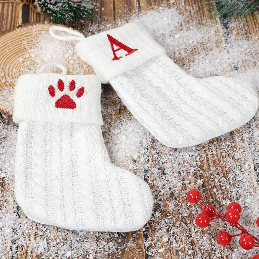 PATIMATE Weihnachtssocken mit Schneeflocken und Buchstaben als hängender Weihnachtsbaumschmuck in Weiß - Bild 3