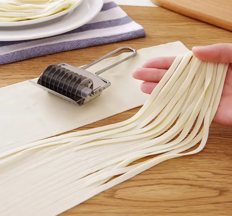 Manuelle Nudelmaschine aus Edelstahl für Spaghetti und Pasta in Grün und Silber - Bild 3