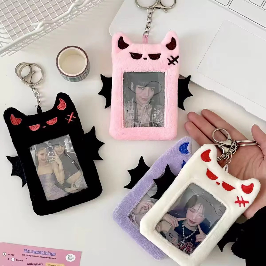 YT Plüsch-Kartenhalter Teufel-Design in Schwarz für Polaroid-Fotos und Idol-Karten - Bild 2
