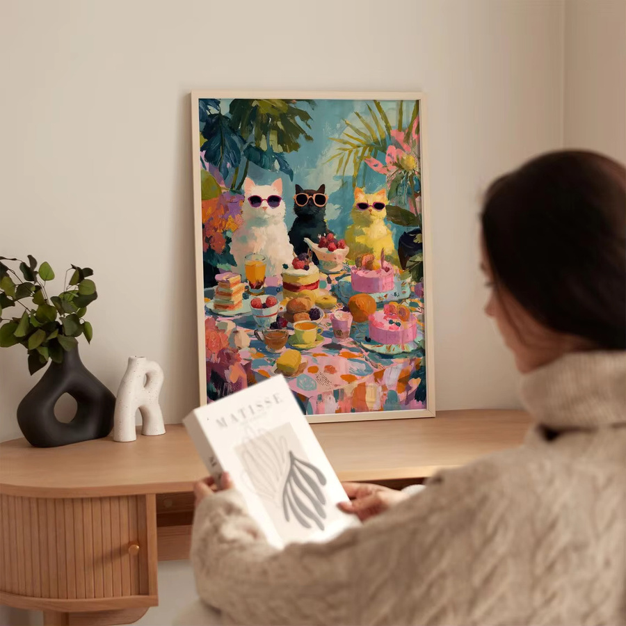 Lustiger Katzen-Wandkunstdruck von SHENCHEN mit drei Katzen in Sonnenbrillen am Frühstückstisch, farbenfrohes Tiergemälde als Paper Poster in Multicolour - Bild 2