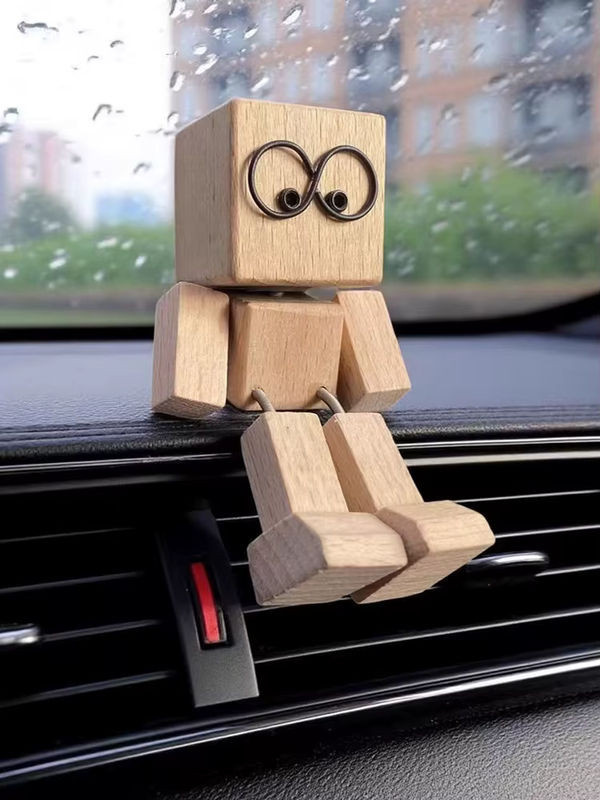 Handgefertigte Holzpuppe YESPLEASE in Braun mit beweglichen Füßen als Wackelkopf-Figur für das Auto-Armaturenbrett oder als Desktop-Dekoration - Bild 1