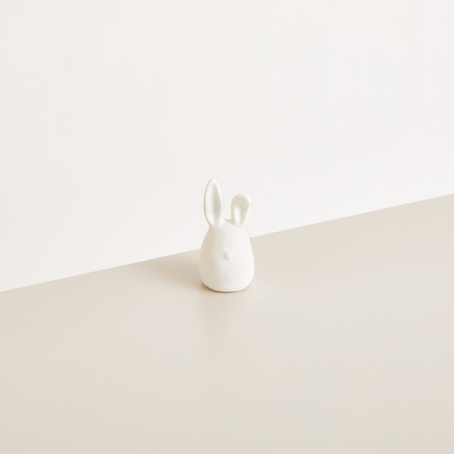 Dekorative Keramik-Hasenfigur von BLUME2000 in Weiß mit geknicktem Ohr, klein, Höhe: 7,0 cm, Breite: 3,5 cm, Tiefe: 3,5 cm - Bild 1