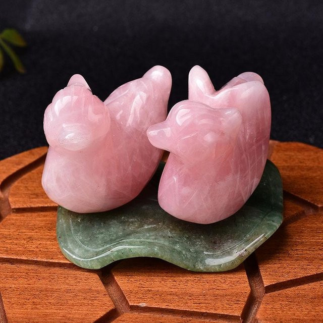 Yiran Furniture Rosenquarz und Aventurin Mandarinente als dekorative Kristallstein-Figur im pastoralen Stil, Pink und Grün - Bild 1