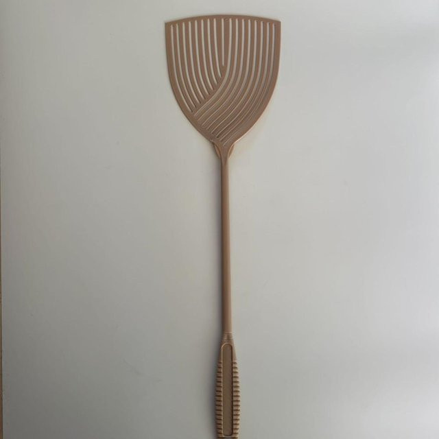 EPniceak Fliegenklatsche aus Kunststoff mit langem Griff in Braun, Beige und Grau - Bild 1