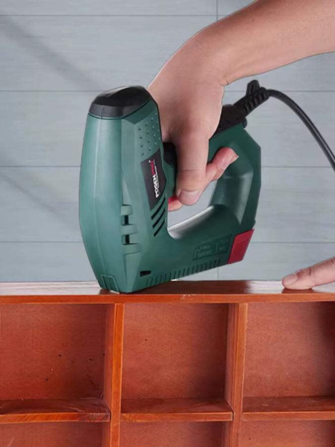 POSENPRO Elektrischer Tacker und Nagelpistole 45W in Grün inklusive 500 Nägel für DIY-Polsterarbeiten und Holzbearbeitung - Bild 7
