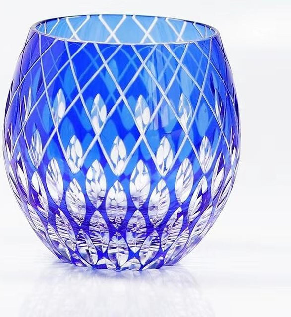 Yiran Furniture Edo Kiriko Kristall Weinglas mit Handgravur Kaleidoskop Regentropfen in Saphirblau, 330 ml - Bild 1