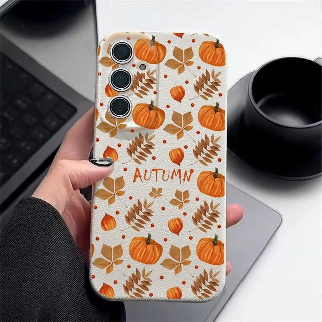 Handyhülle mit Herbst Kürbisdruck für Samsung Galaxy S25 Ultra S24 S23 S22 FE A56 A55 A54 A36 A15 A16 A52 A52S in Weiß mit Ledertextur aus Silikon - Bild 1