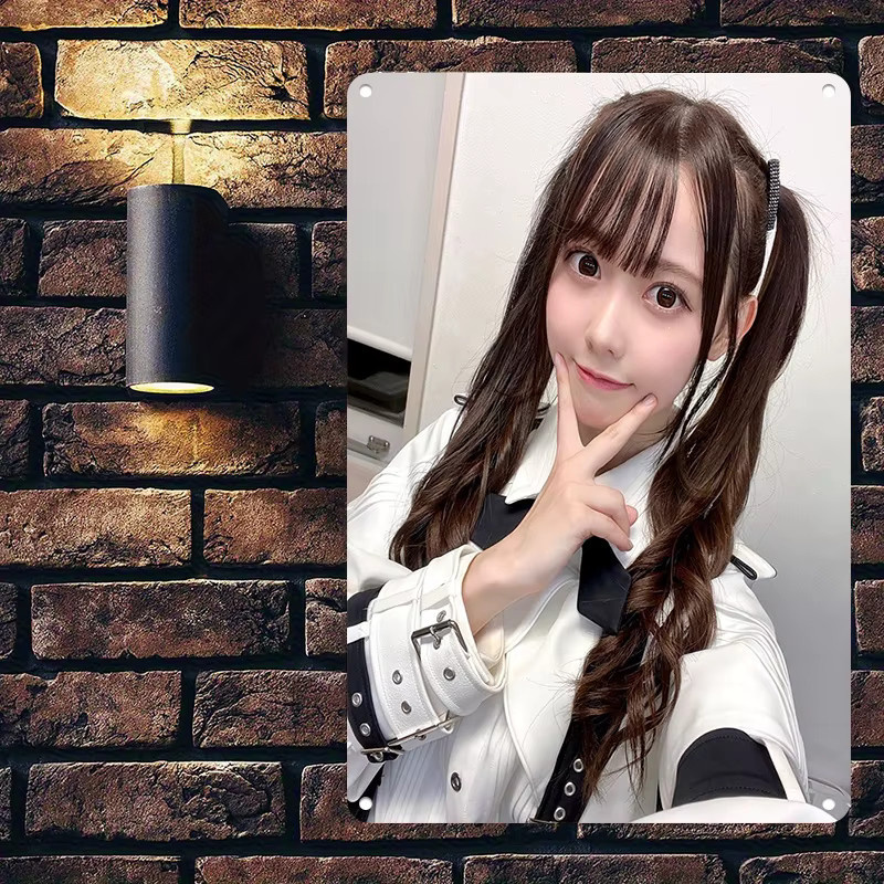 Retro-Metallschild HELLOYOUNG mit Anime Twin Tail Girl Aufdruck, Wanddekoration in Multicolour - Bild 2