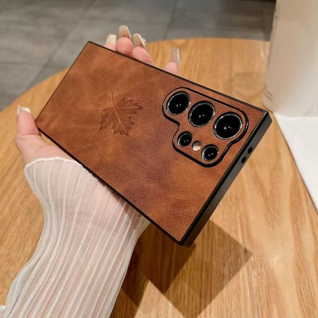 Lammleder Handyhülle mit Ahornblattmuster für Samsung Galaxy S22 Plus, S22 Ultra, S23 Ultra oder S24 Ultra in Braun mit feiner Lochung und stoßfestem Hartschalen-Design - Bild 1