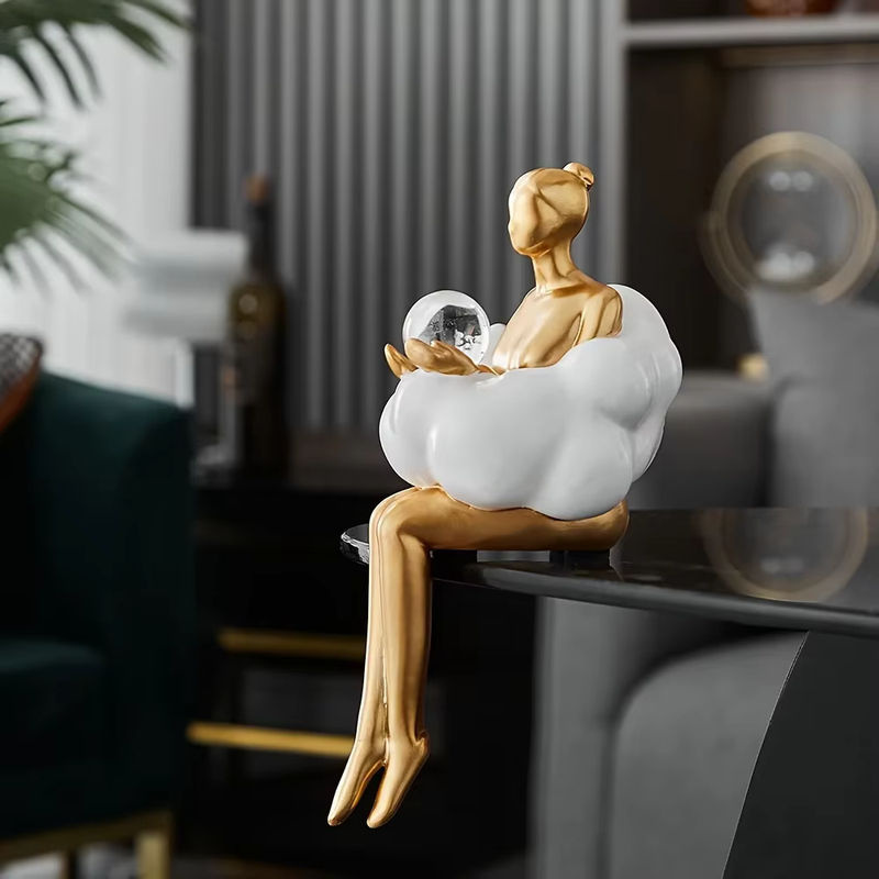 Moderne Wolke Mädchen Skulptur aus Glas und Kunstharz in Gold und Transparent als abstrakte Kunstfigur zur Tischdekoration - Bild 3