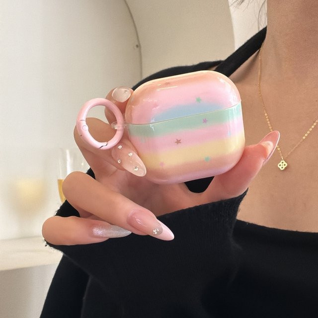 Apple AirPods Schutzhülle im Koreanischen Ins-Style mit Regenbogen-Streifen und Sternen Design in Multicolour inklusive Haken für AirPods 1, 2, 3, 4 und Pro 2/3 - Bild 1