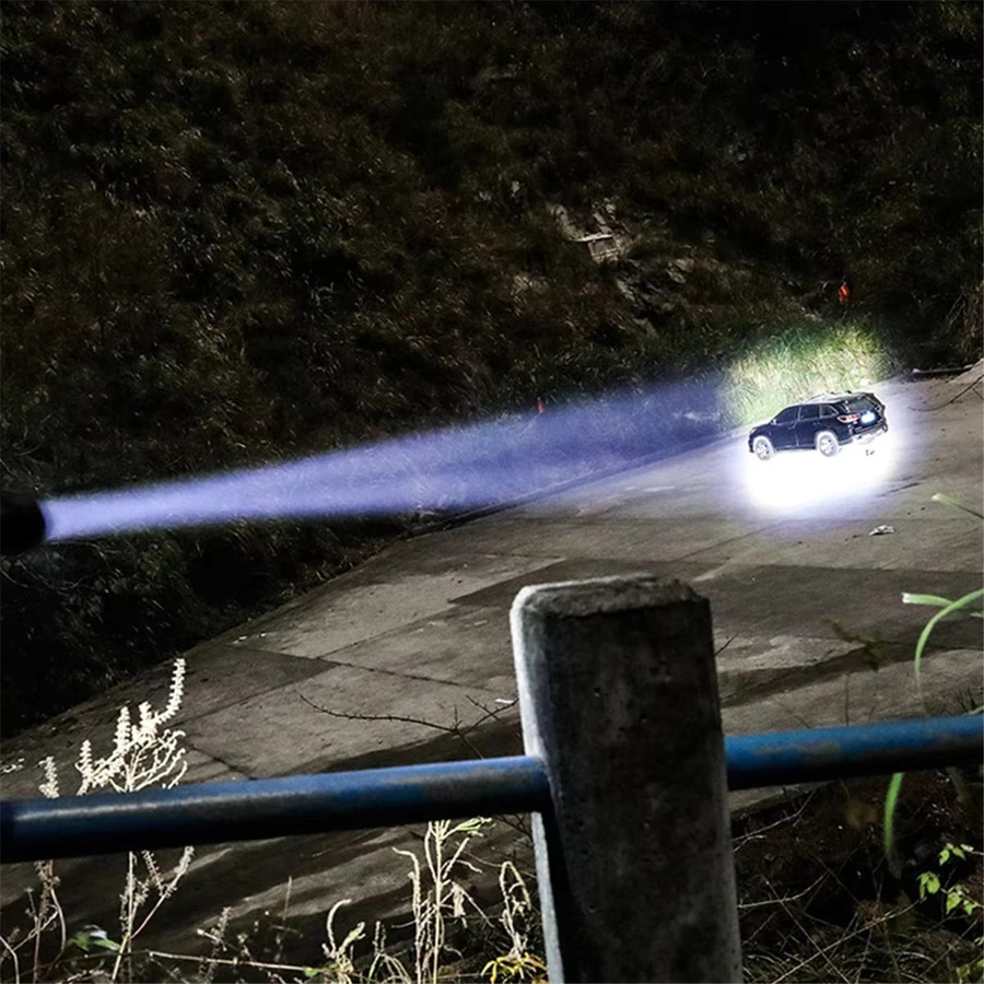 BOFOP Mini-LED-Taschenlampe XHP50 in Schwarz mit USB-Ladefunktion und 1200 mAh Akku - Bild 2