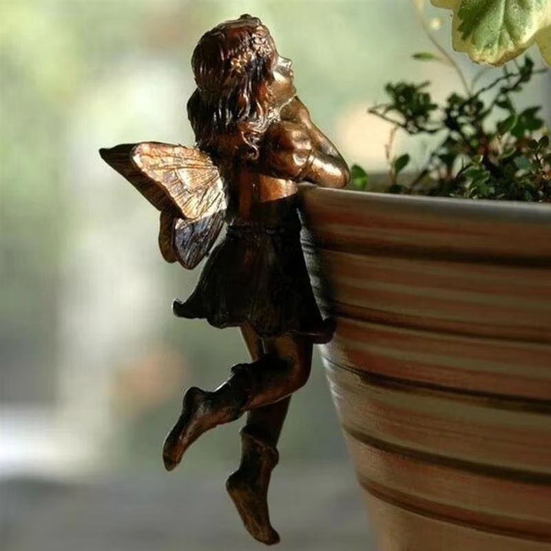 Dekorative Fee als hängende Tasse aus Harz mit Blumenkorb für Garten und Topf-Rand - Bild 3