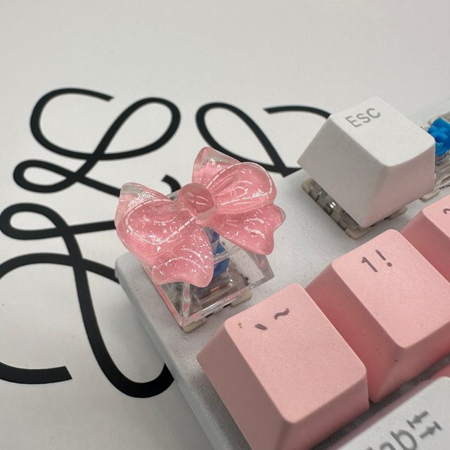 Personalisierte Harz-Tastenkappe mit süßer Schleife für mechanische Tastaturen in Macaron-Pink - Bild 1