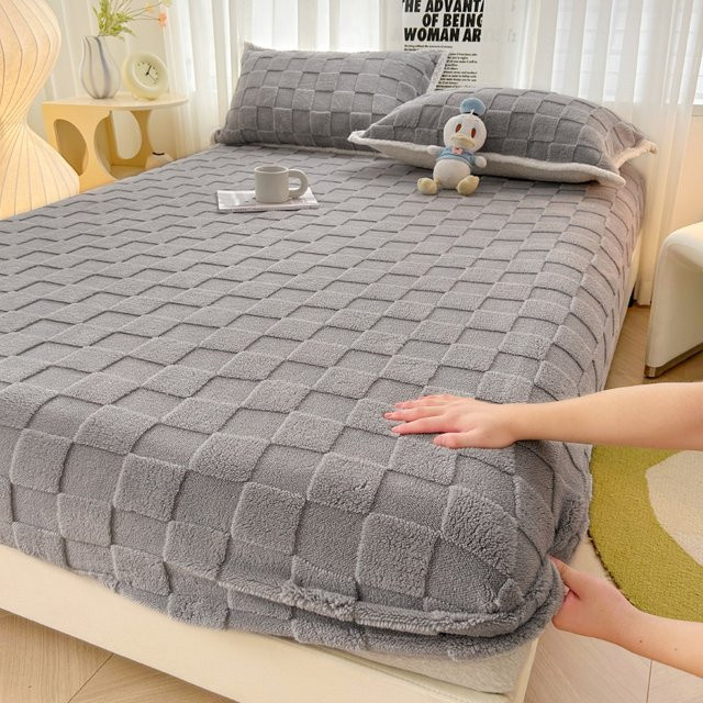 Dreamreal Spannbettlaken aus Fleece und Samt in Grau für den Winter - Bild 1
