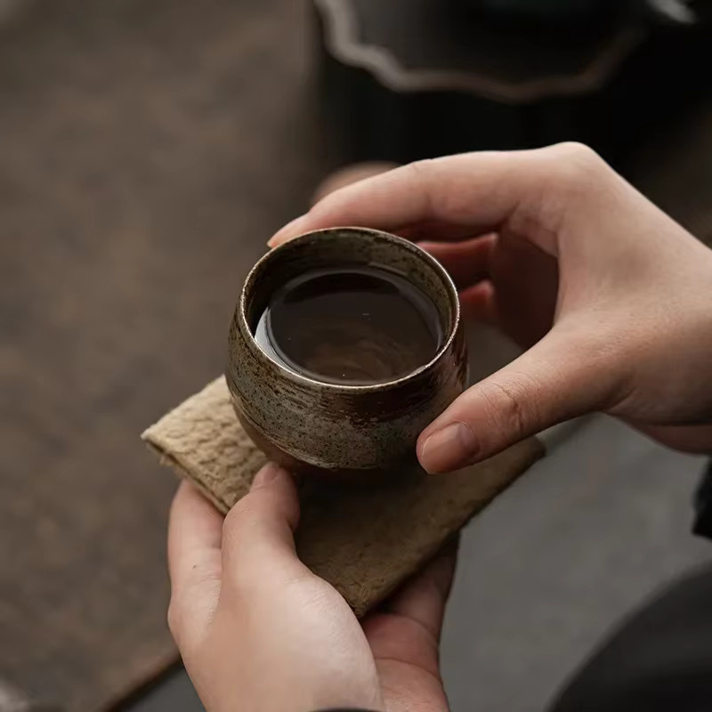 Handgefertigte Teetasse aus Steinzeug im japanischen Stil von PDQ in Braun - Bild 2