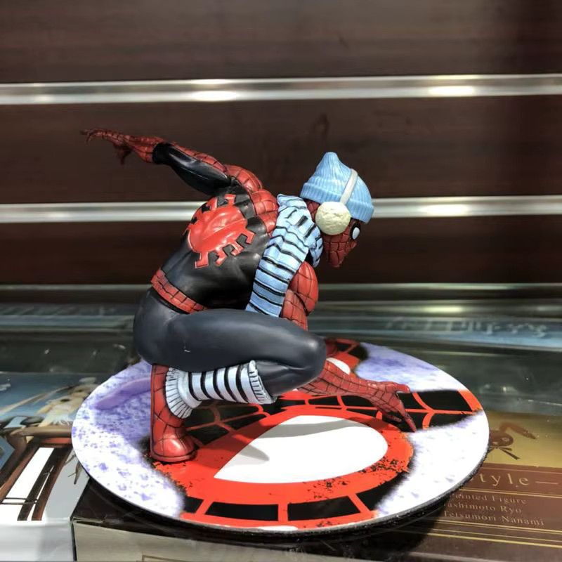 Marvel Spider-Man Homecoming Winter Outfit PVC Actionfigur mit abnehmbarer Mütze und Schal, Höhe: 12 cm - Bild 3