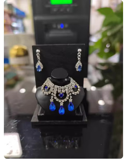 Foyunde Schmuckset, Zubehör, Maßstab 1:6, mit Strass-Ohrringen und Halsketten - Bild 2