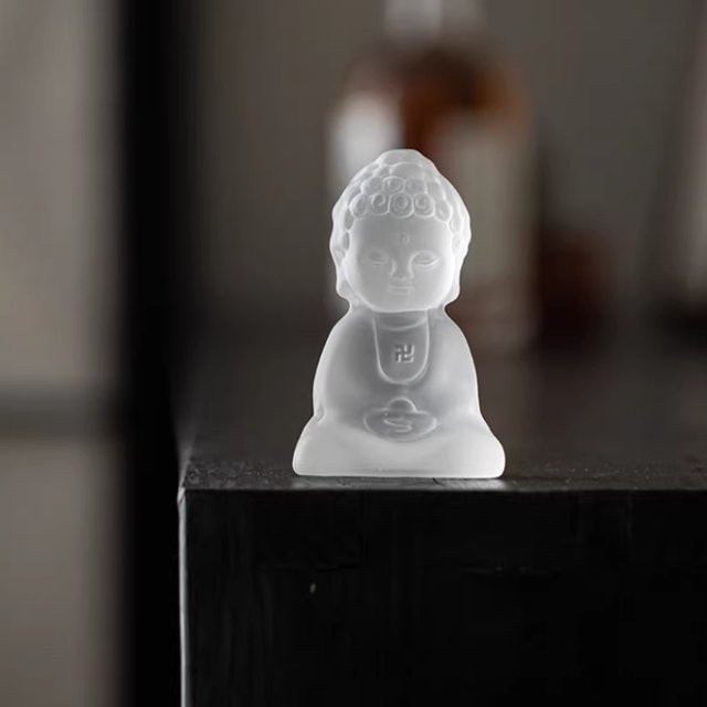 Handgefertigte Zen-Mönch-Skulptur aus Glas in Transparent für Teeliebhaber und als Tischdekoration - Bild 1