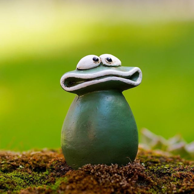 Dekorative Frosch-Figur von Yiran Furniture in Grün aus Harz für deinen Schreibtisch oder Wohnbereich - Bild 1