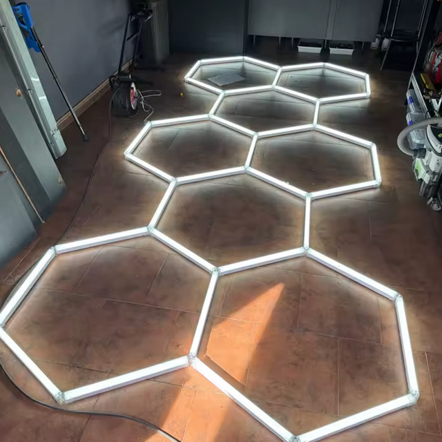 PIBAOGU Hexagon LED Deckenleuchte in Weiß mit kühlem Weiß 6500K für Garage, Werkstatt und Fitnessraum - Bild 1