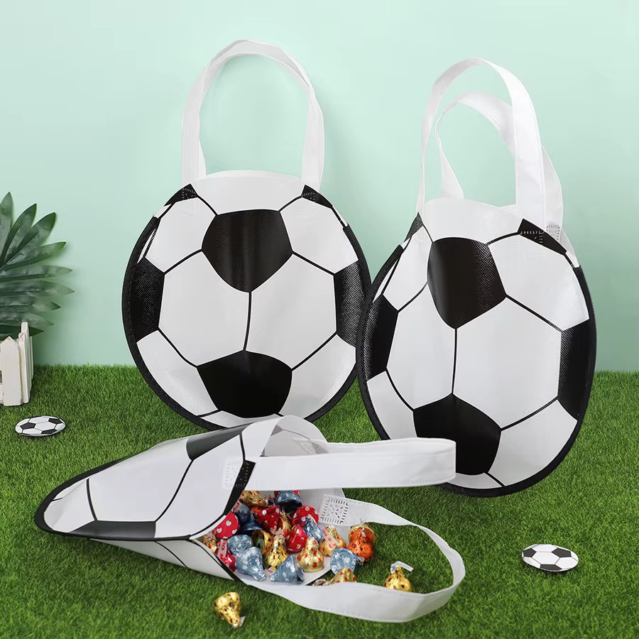 Runde Geschenktüten aus Vliesstoff mit Fußball-Motiv in Weiß für Geburtstagsfeiern und Partys, 6 oder 12 Stück - Bild 4