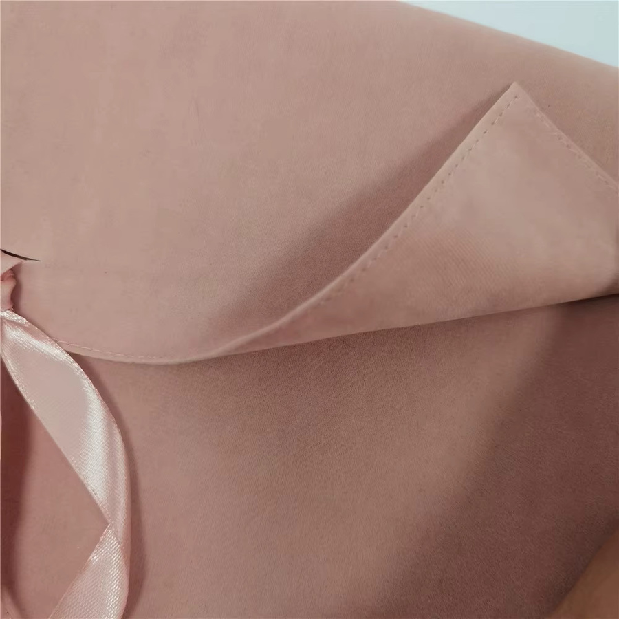 Personalisierbare rosa Samt-Umschlagtasche mit Kordel als Schmuckverpackung für Hochzeiten und Partys - Bild 2