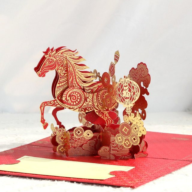 3D-Hüpfkarte zum Mondneujahr 2026 Jahr des Pferdes in Gold und Rot mit Memopapier und Umschlag - Bild 1