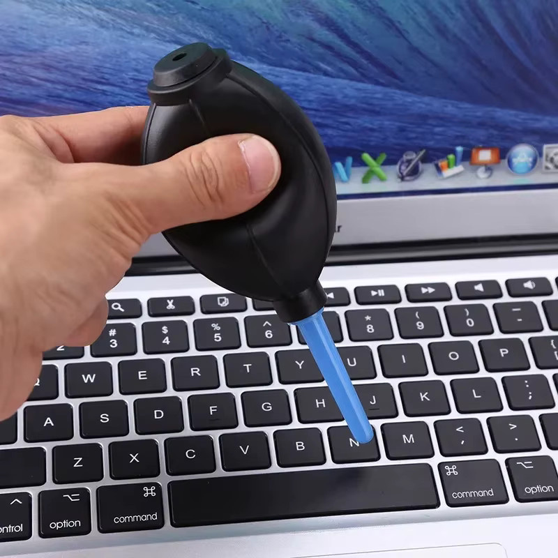 Pumpen-Staubreiniger in Schwarz als Gummiball-Luftpumpe und Staubgebläse zur Reinigung von Kameraobjektiven und Sensoren für digitale DSLR-Spiegelreflexkameras - Bild 2