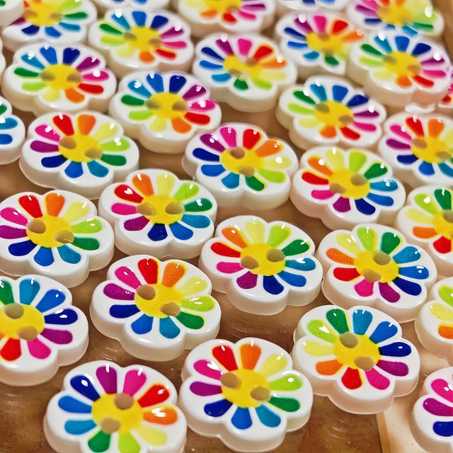 Regenbogenfarbene Blumenknöpfe aus Harz mit zwei Löchern für Pullover und Kunsthandwerk, Multicolour - Bild 1