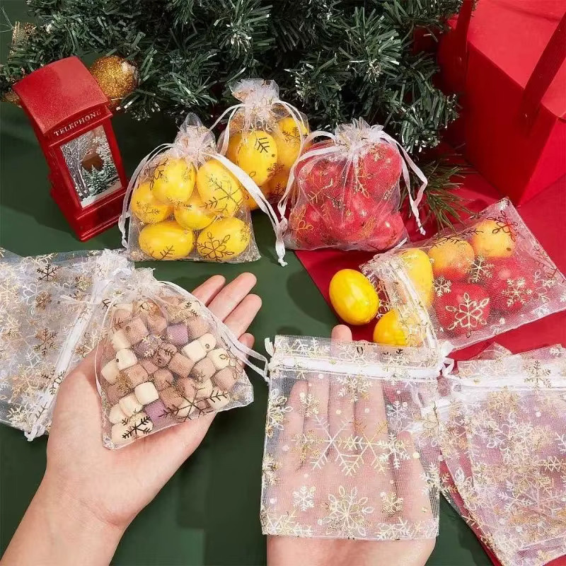 Rote Organza Geschenkbeutel mit Schneeflocken-Print und Kordelzug für Weihnachten und Partys - Bild 2